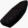 Simson S51 Custom Sitzbank flach – schwarzes Velour mit rotem Rautenmuster, Schrägansicht