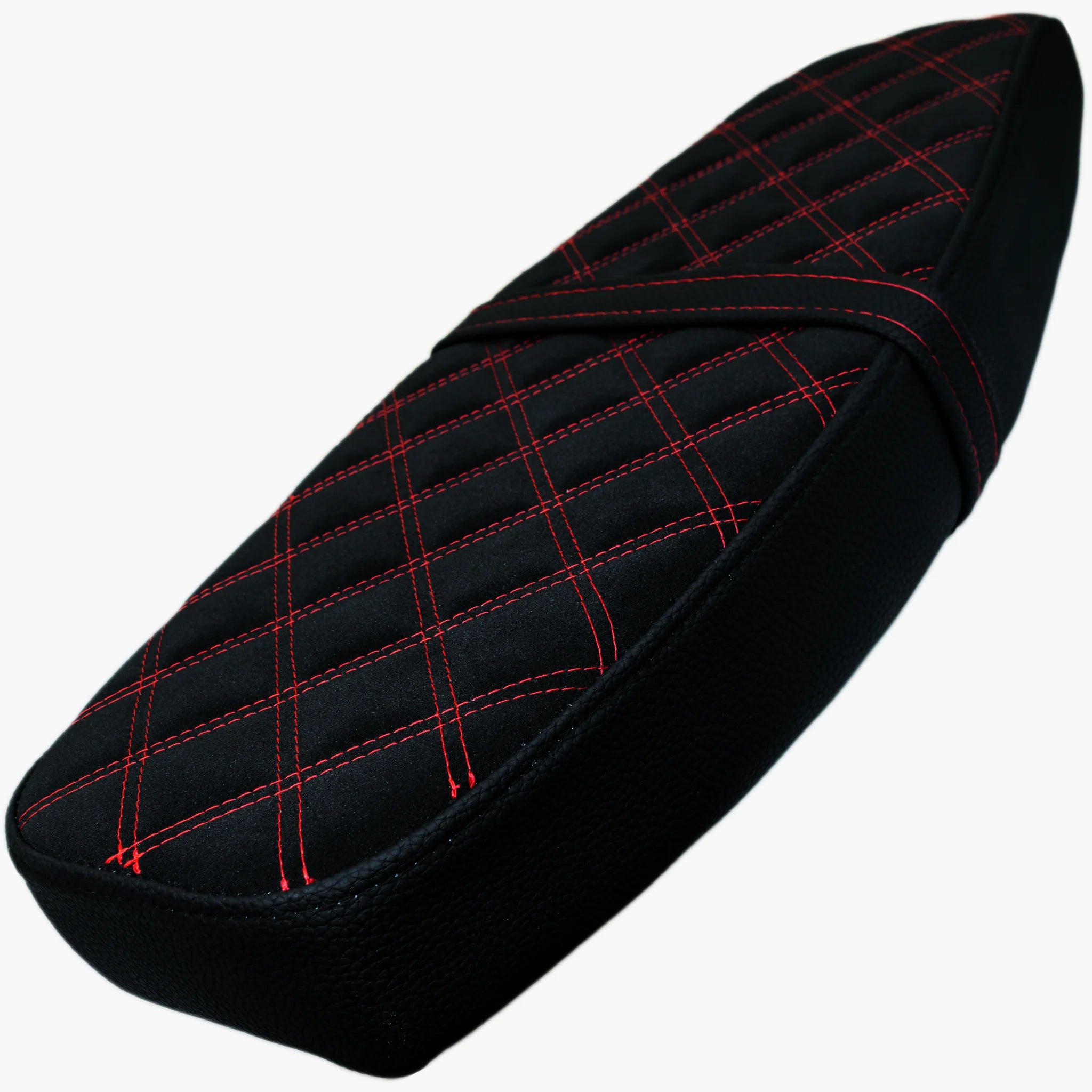 Simson S51 Custom Sitzbank flach – schwarzes Velour mit rotem Rautenmuster, Schrägansicht