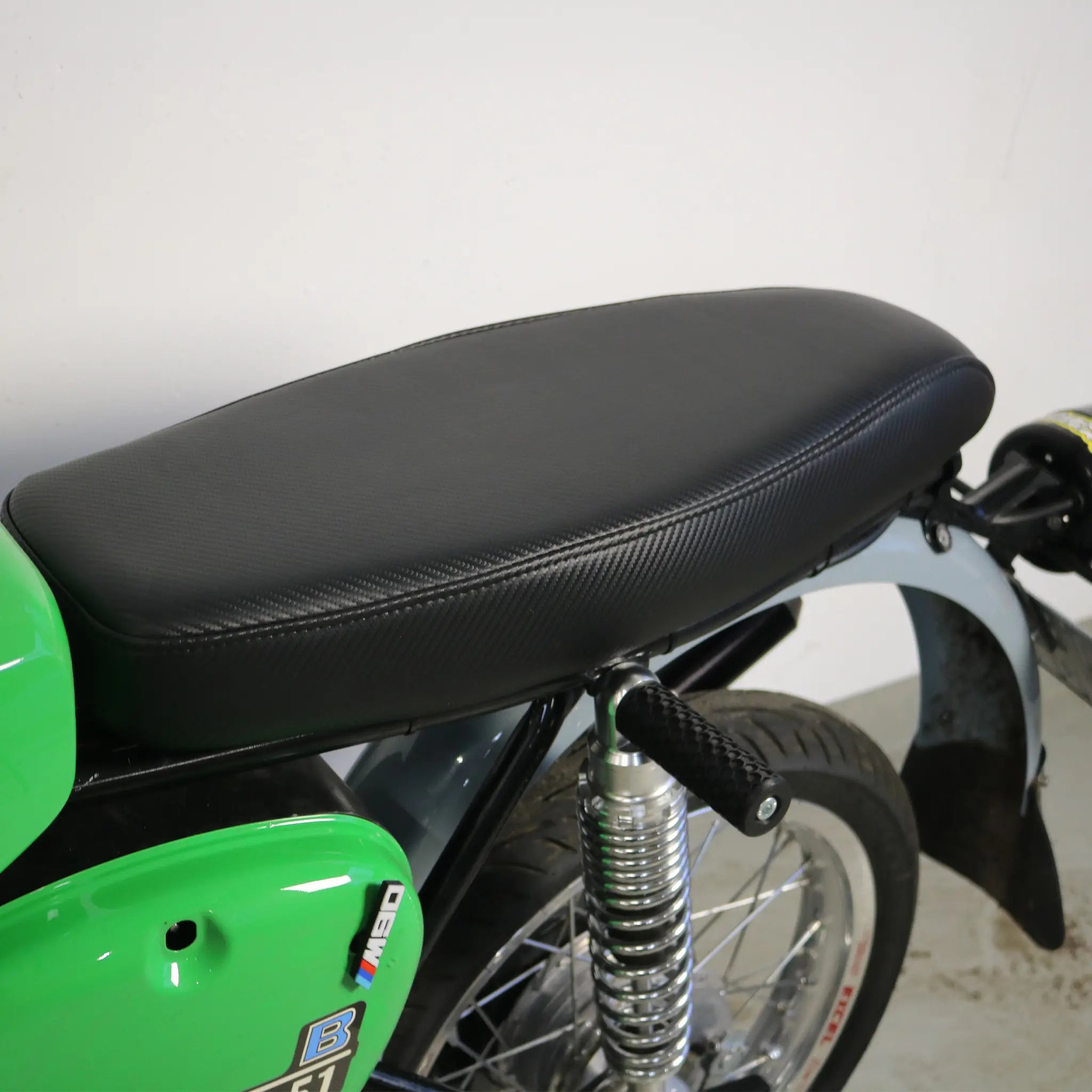 Simson Custom Sitzbank S50 S51 S70 – flach, Carbonoptik, Kunstleder