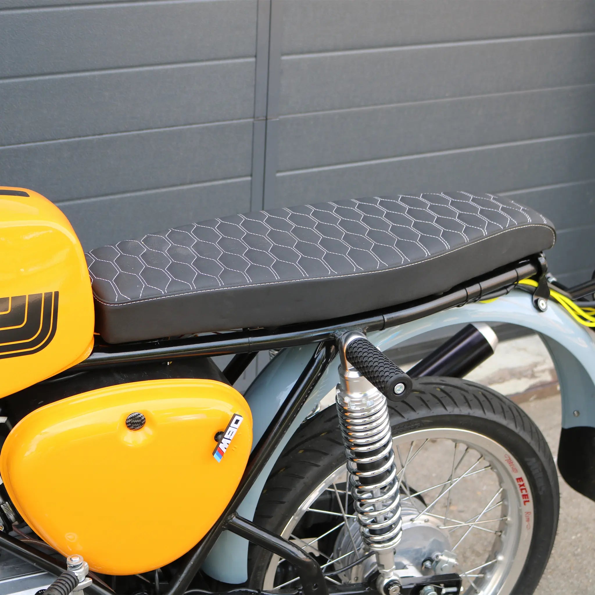 Custom Sitzbank Simson Moped – Detailansicht Naht weiß