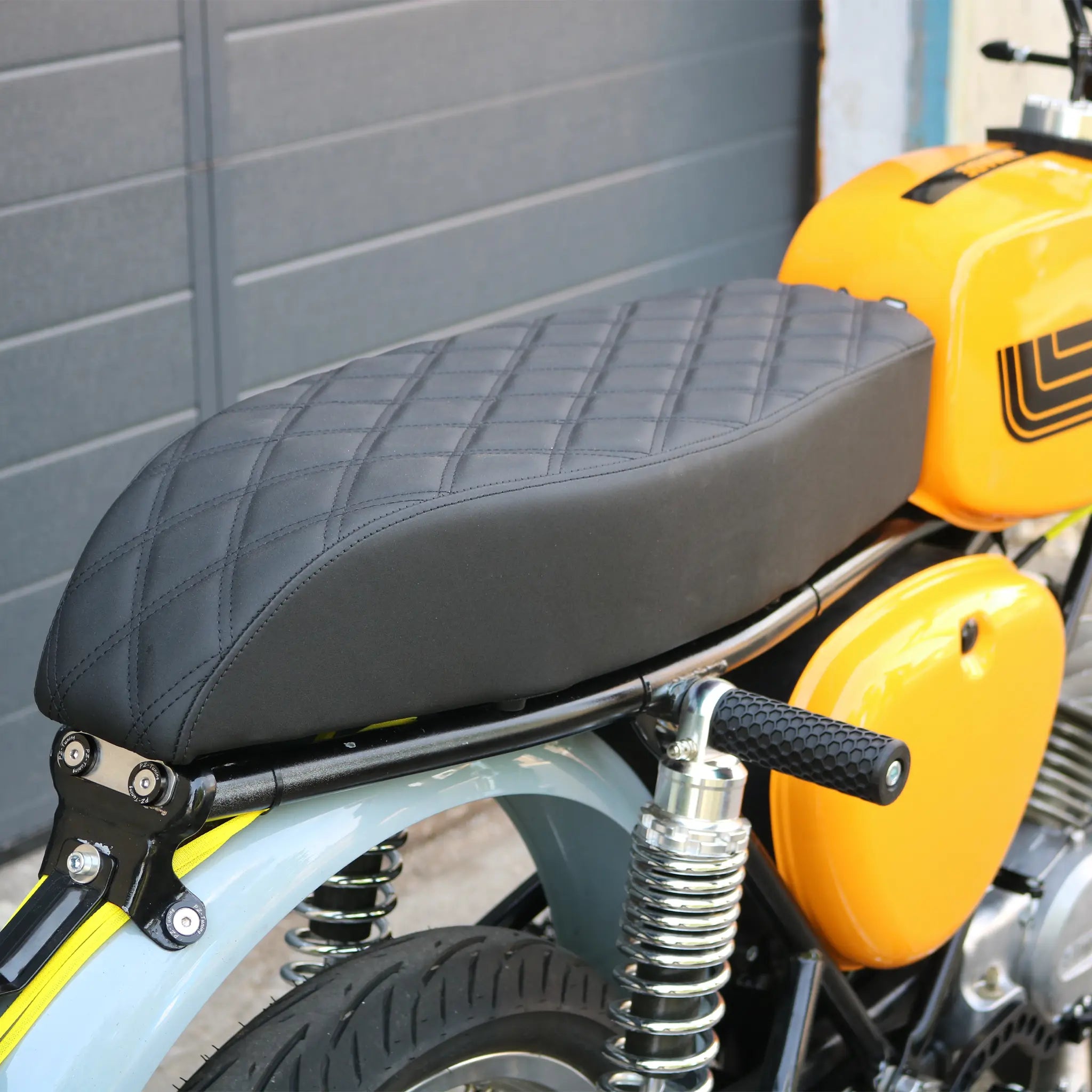 Simson Custom Sitzbank hoch Raute Schwarz montiert auf S51