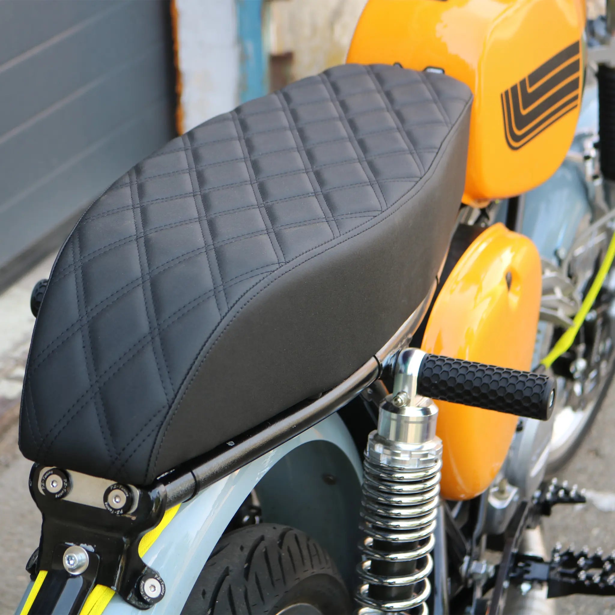Simson S51 Custom Sitzbank hoch Rautensteppung montiert – Seitenansicht