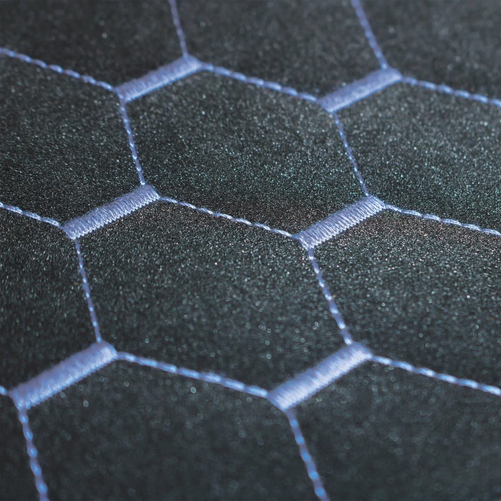 Nahaufnahme Honeycomb-Wabenmuster blau auf schwarzem Mikrofaser-Velours, Simson Sitzbank