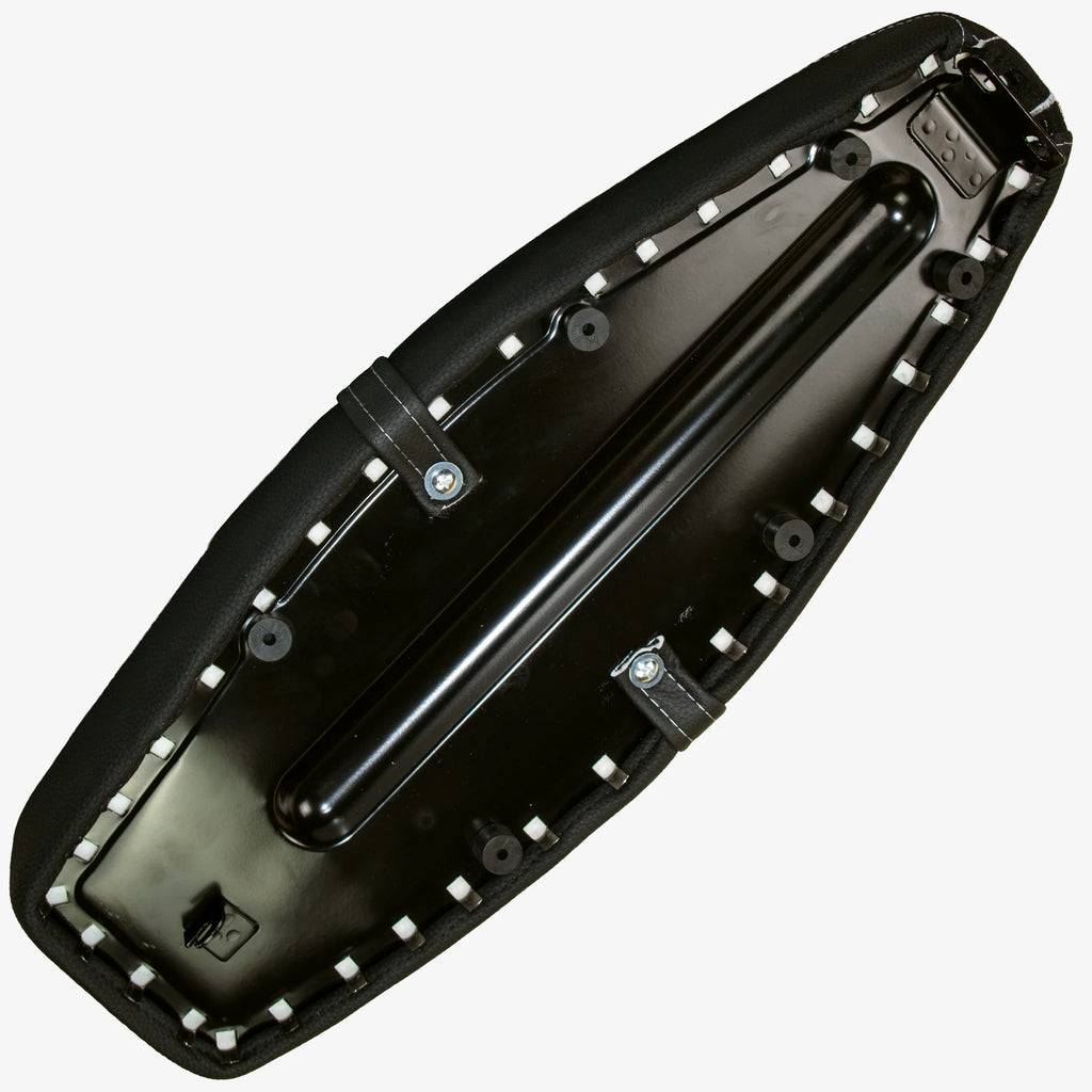 Detailansicht Honeycomb-Wabenmuster weiß auf schwarzem Velours, Simson S50 S51 S70 Bodenplatte