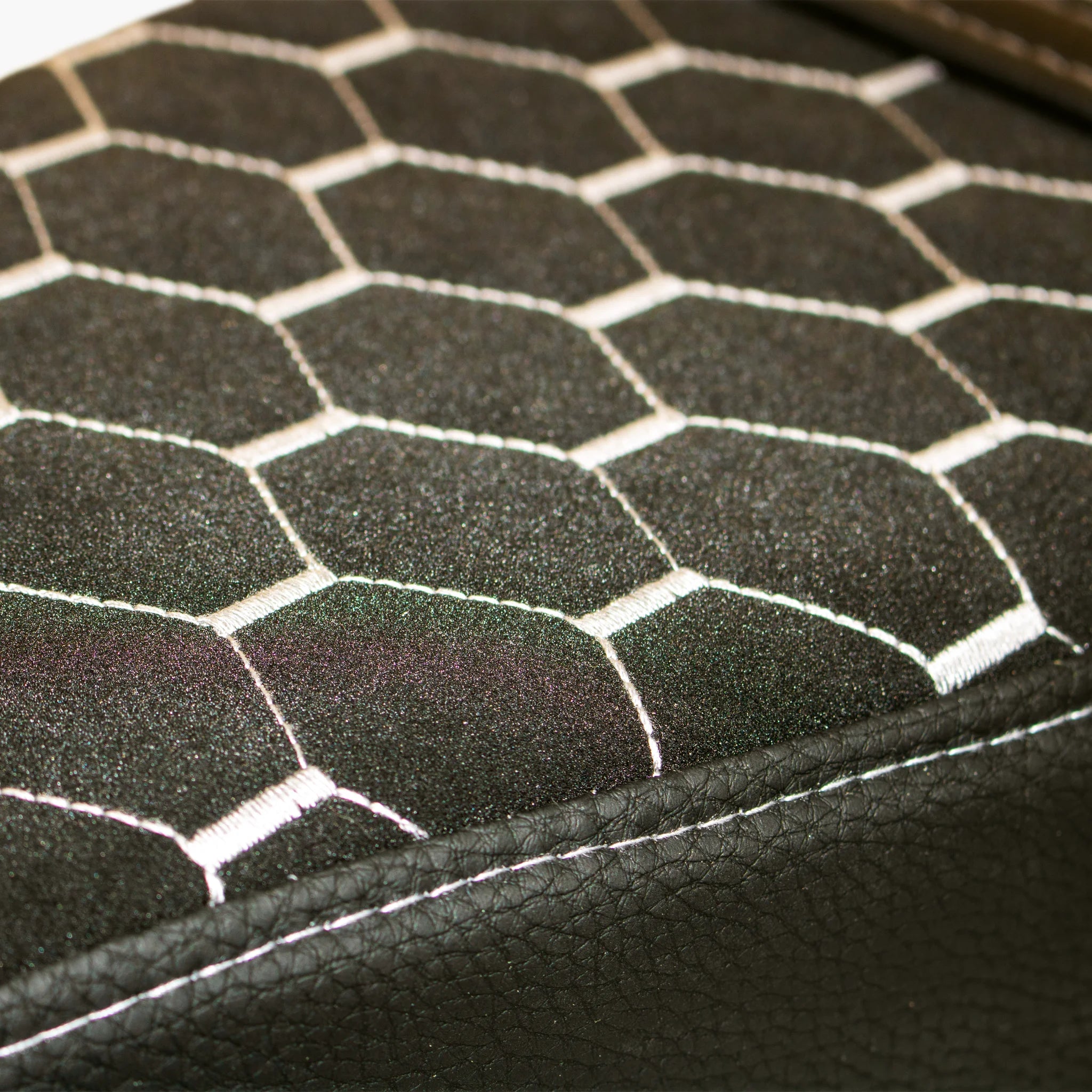 Detailansicht Honeycomb-Wabenmuster weiß auf schwarzem Velours, Simson S50 S51 S70