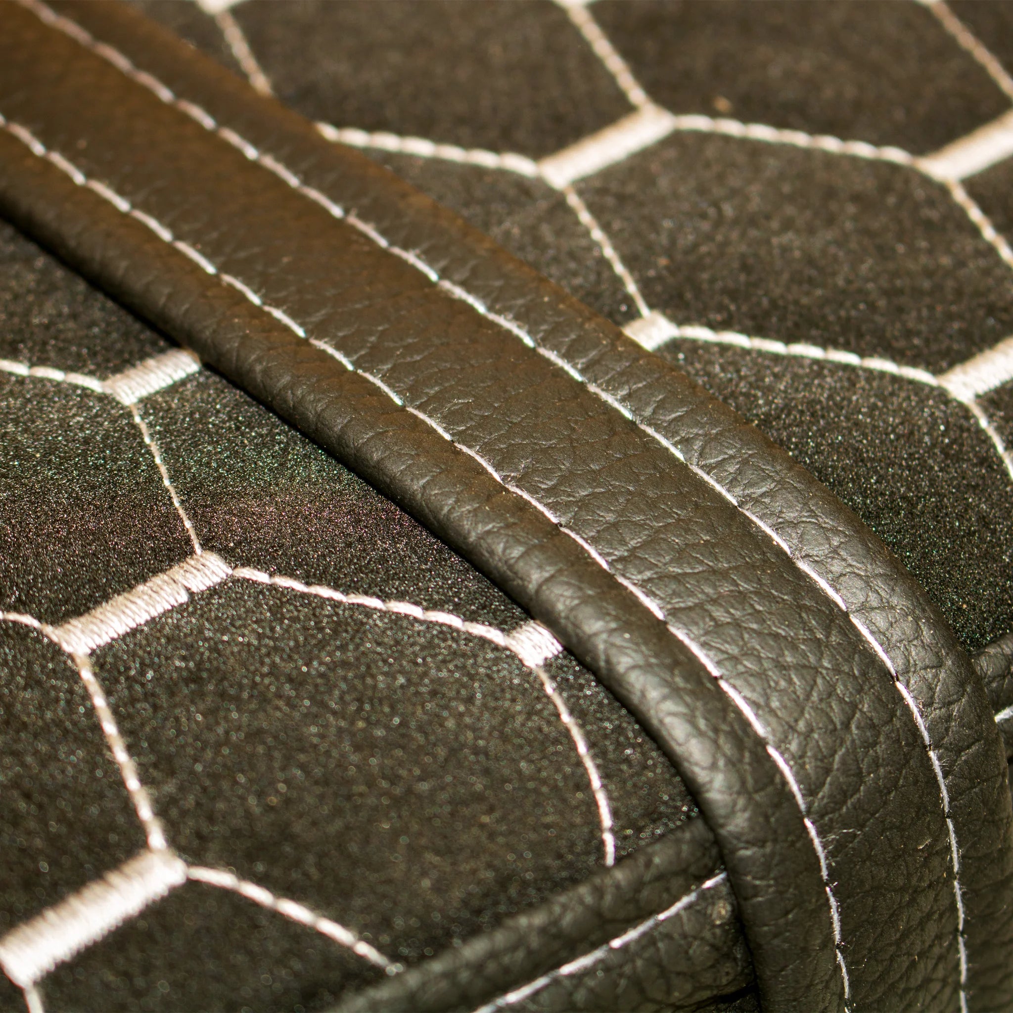 Detailansicht Honeycomb-Wabenmuster Soziusgurt weiß auf schwarzem Velours, Simson S50 S51 S70