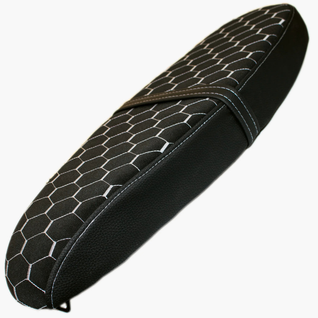 Simson Sitzbank Honeycomb Weiß – Heckansicht, flache Bauform mit Soziusgurt