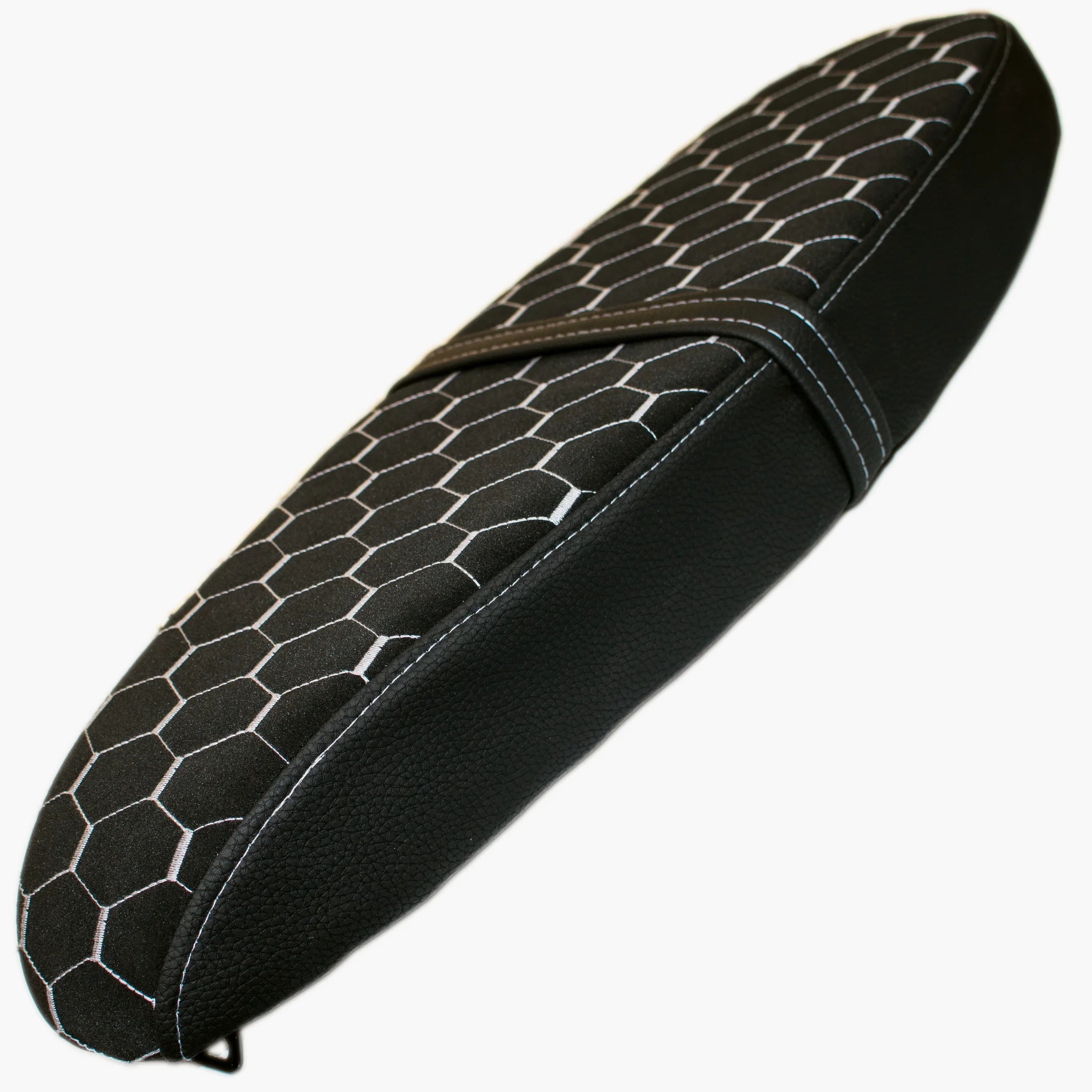 Simson Sitzbank Honeycomb Weiß – Heckansicht, flache Bauform mit Soziusgurt