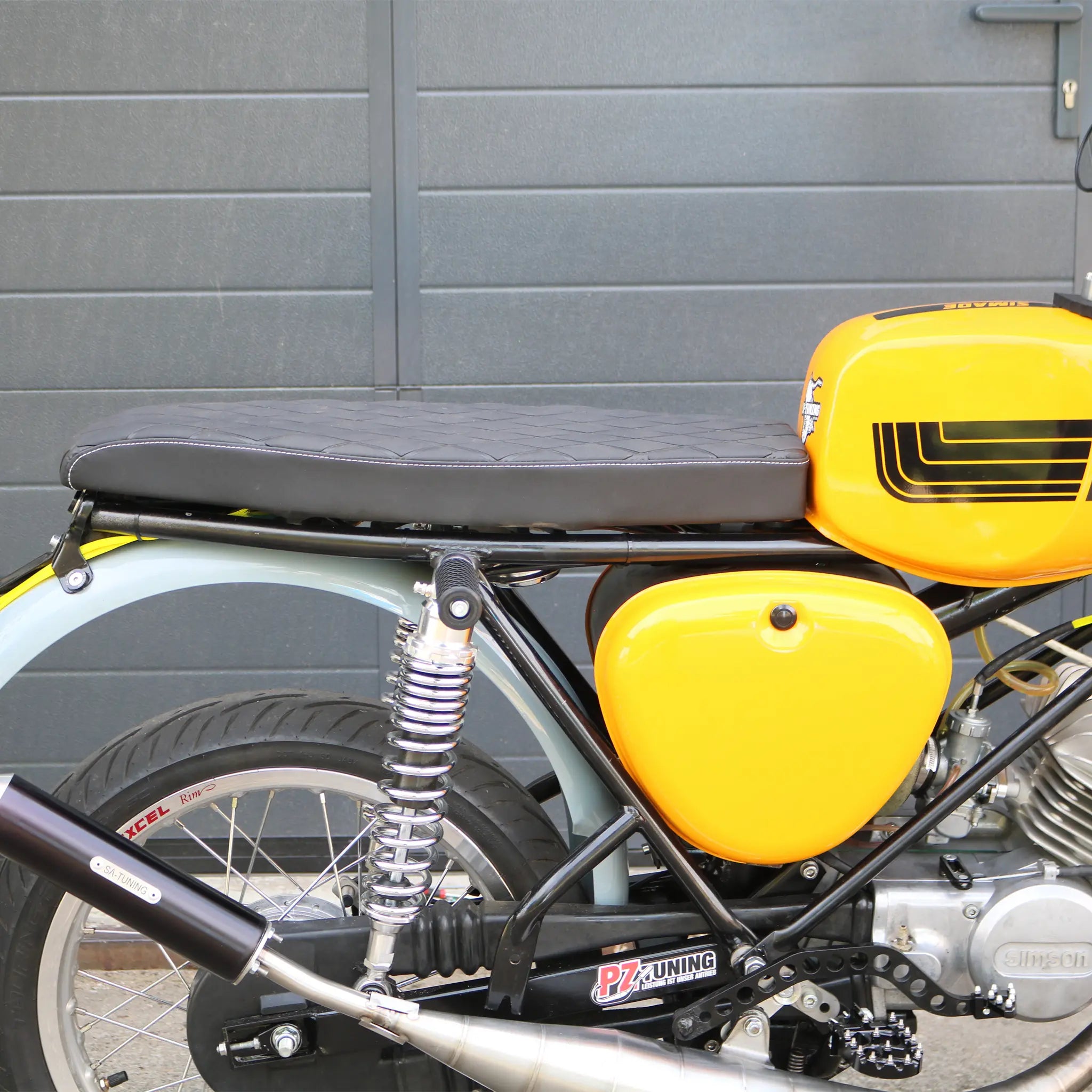Flache Bauform – Simson Custom Sitzbank S51 Seitenansicht montiert
